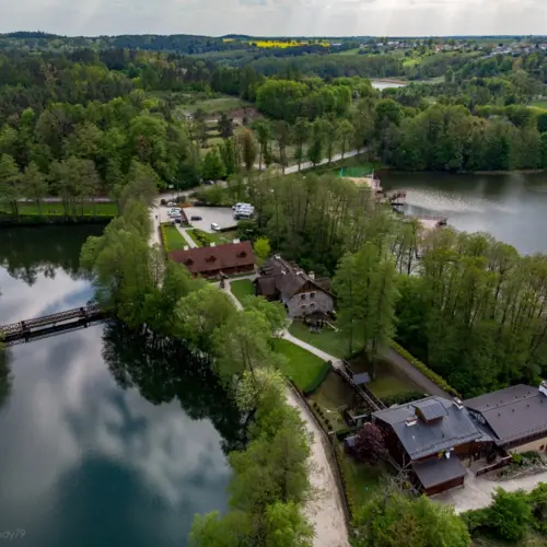 Hotelcomplex te midden van water en bos