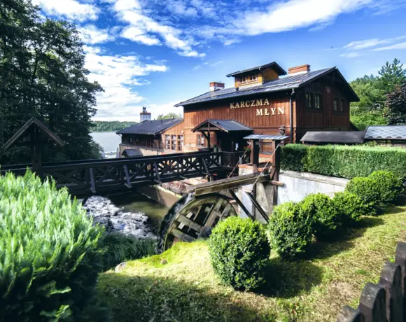 Karczma Młyn met een waterrad