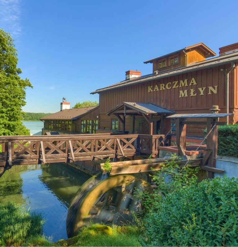 Karczma Młyn restaurant met een werkend waterrad
