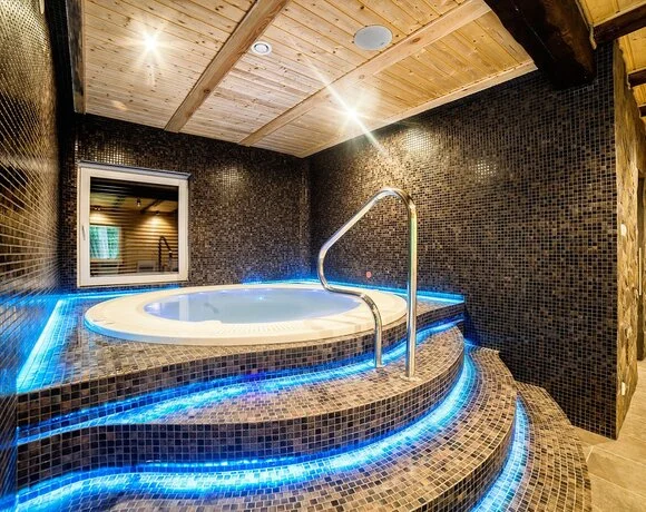Jacuzzi in de wellnessruimte van Hotel Dworek Wapionka
